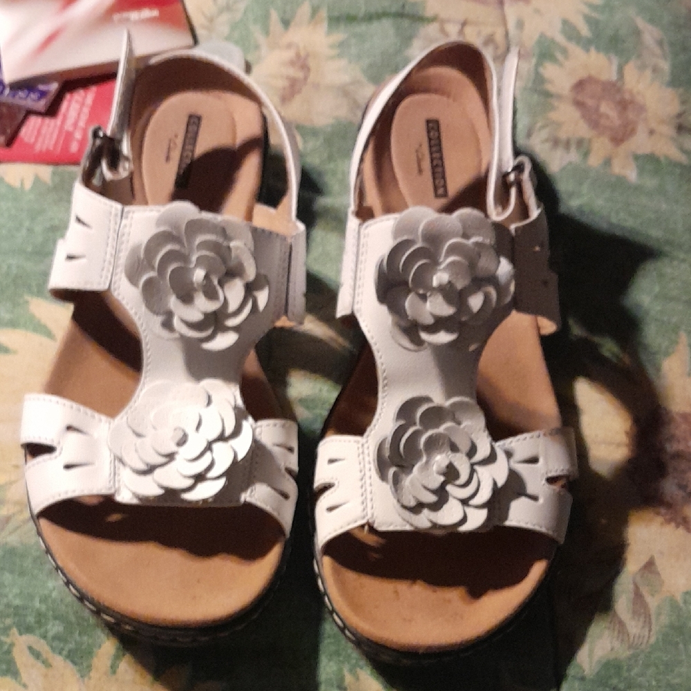 Clarks White Floral Womens  Sandals Size 10 W BNWB